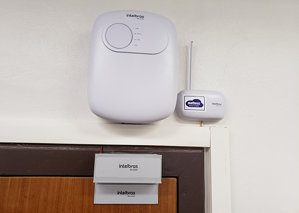 Fechadura eletroimã com fonte ininterrupta