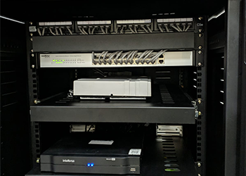 Rack com switch, telefonia e DVR